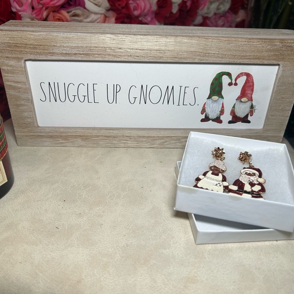 5 Christmas Candles. One Pair of Santa Earrings. One Decor Item 🎅🏻 - Picture 10 of 11